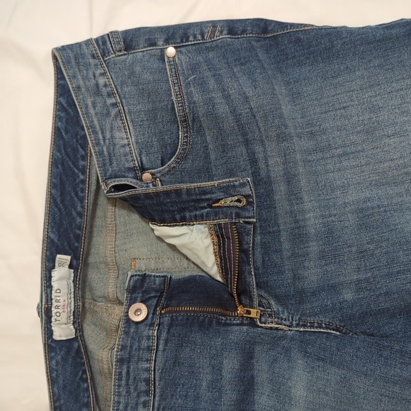 Torrid Perfect Boyfriend Mid-Rise Jean, Color Blue Size 20 - Picture 8 of 16